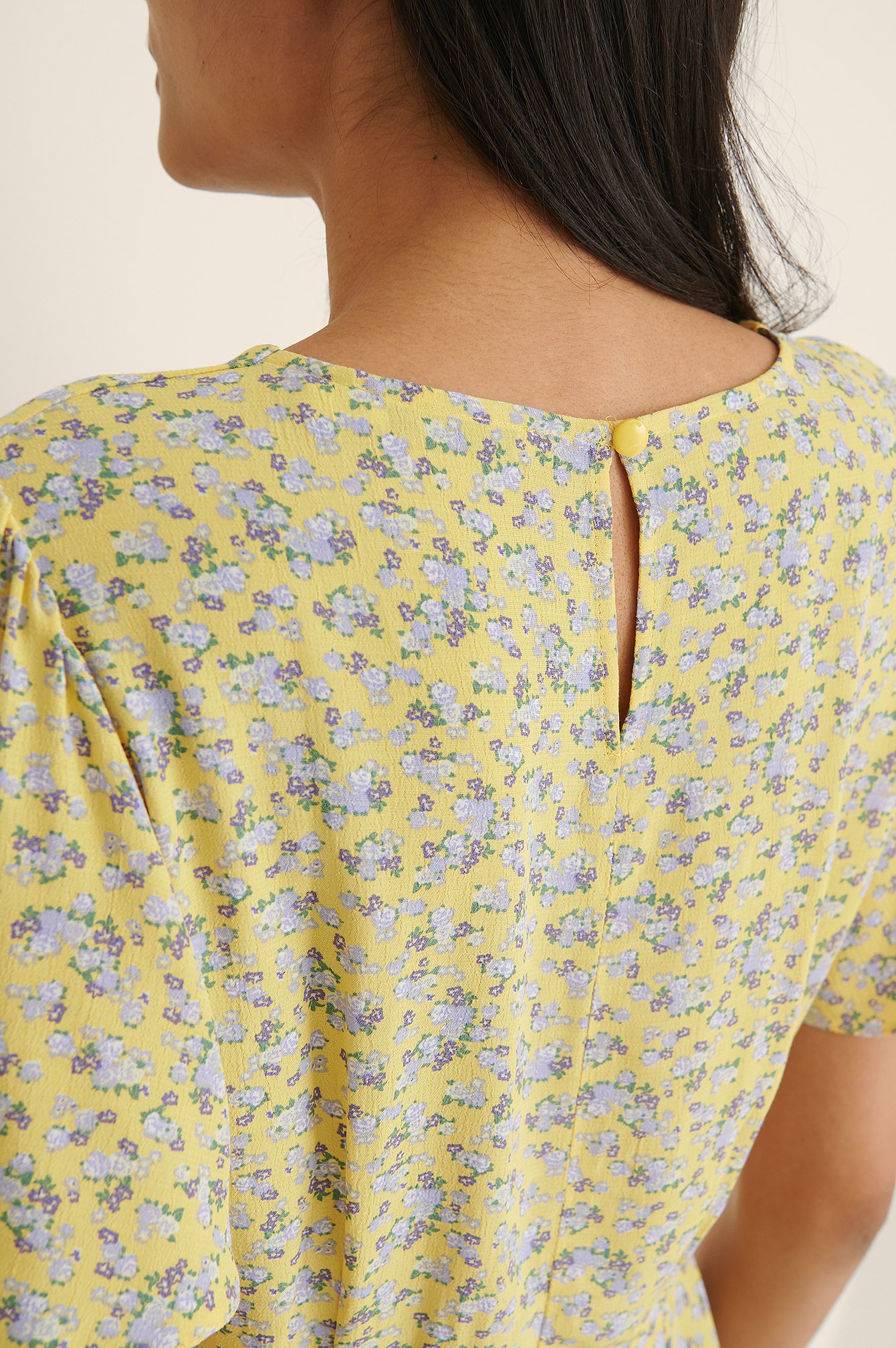 Yellow Flower Kortärmad Miniklänning Med Kurvad Söm