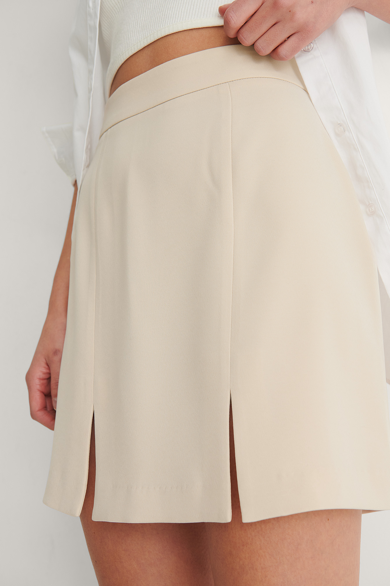 Double Slit Mini Skirt Beige | na-kd.com