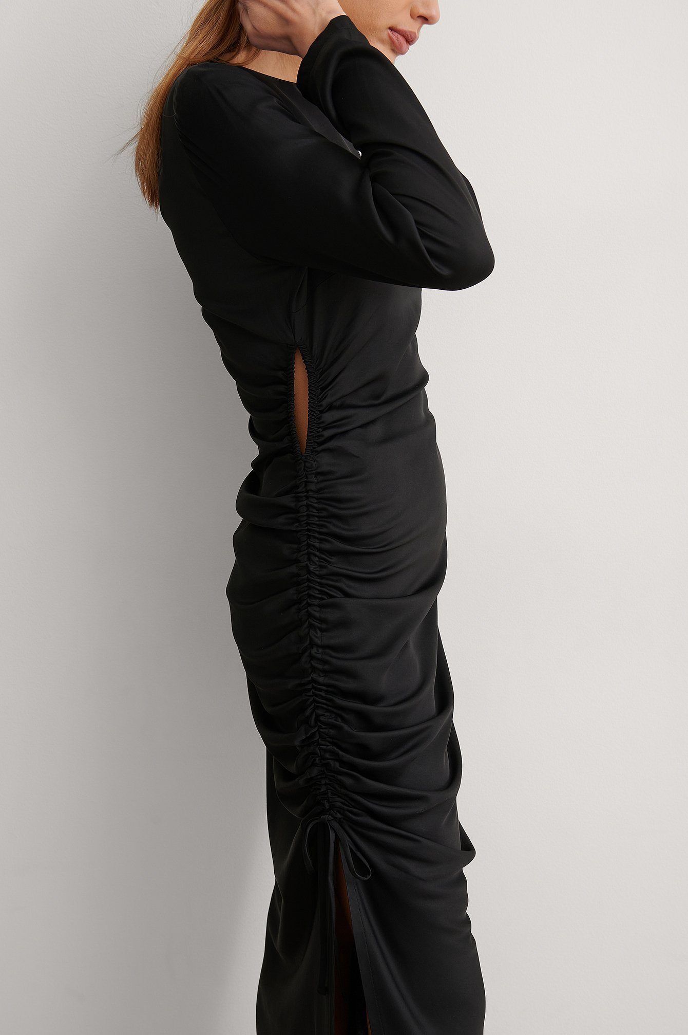 NA-KD Trend Draperad midiklänning med en ärm - Black
