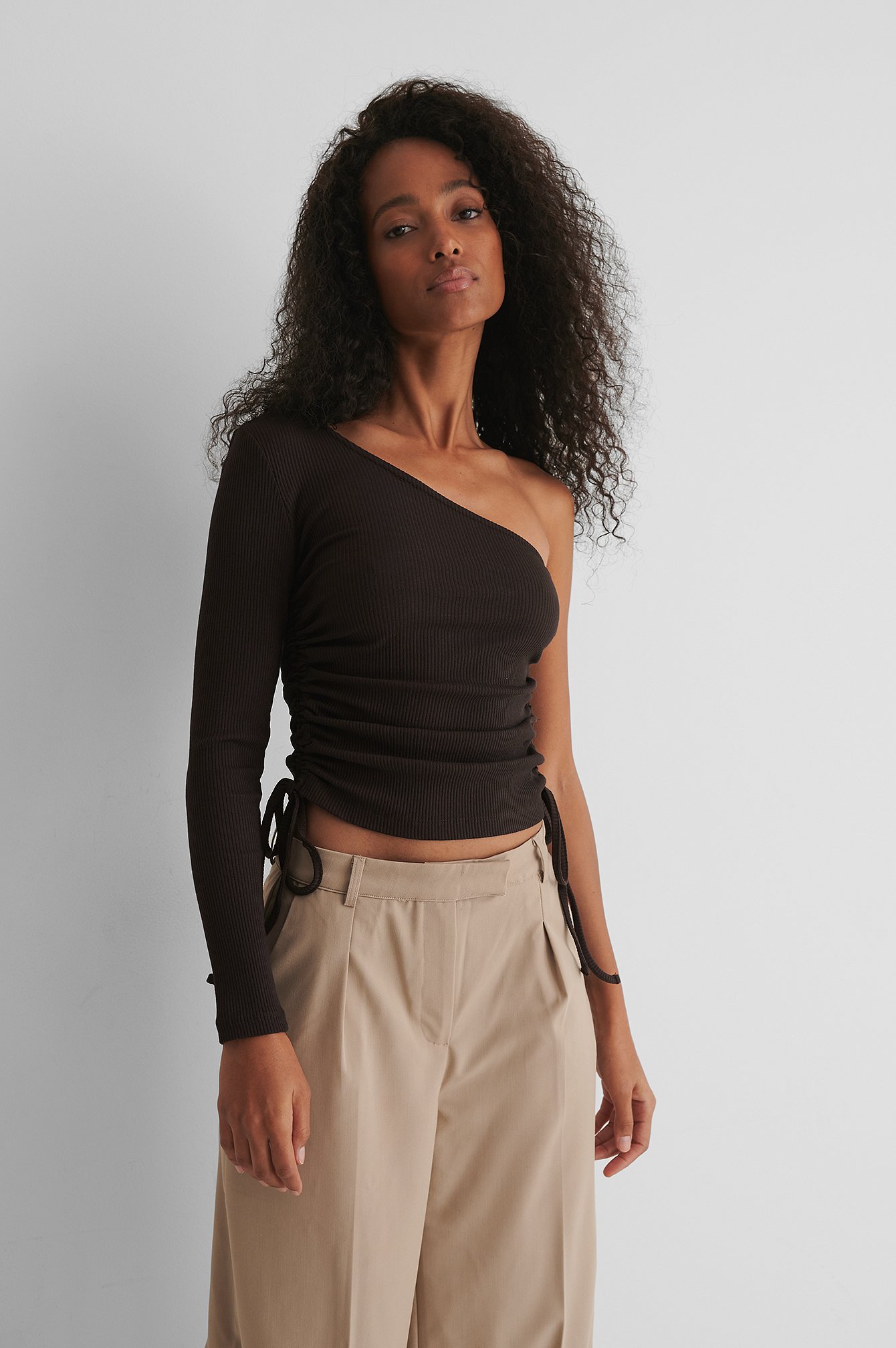 Brown Topp Med En Axel Brown Topp Med En Axel
