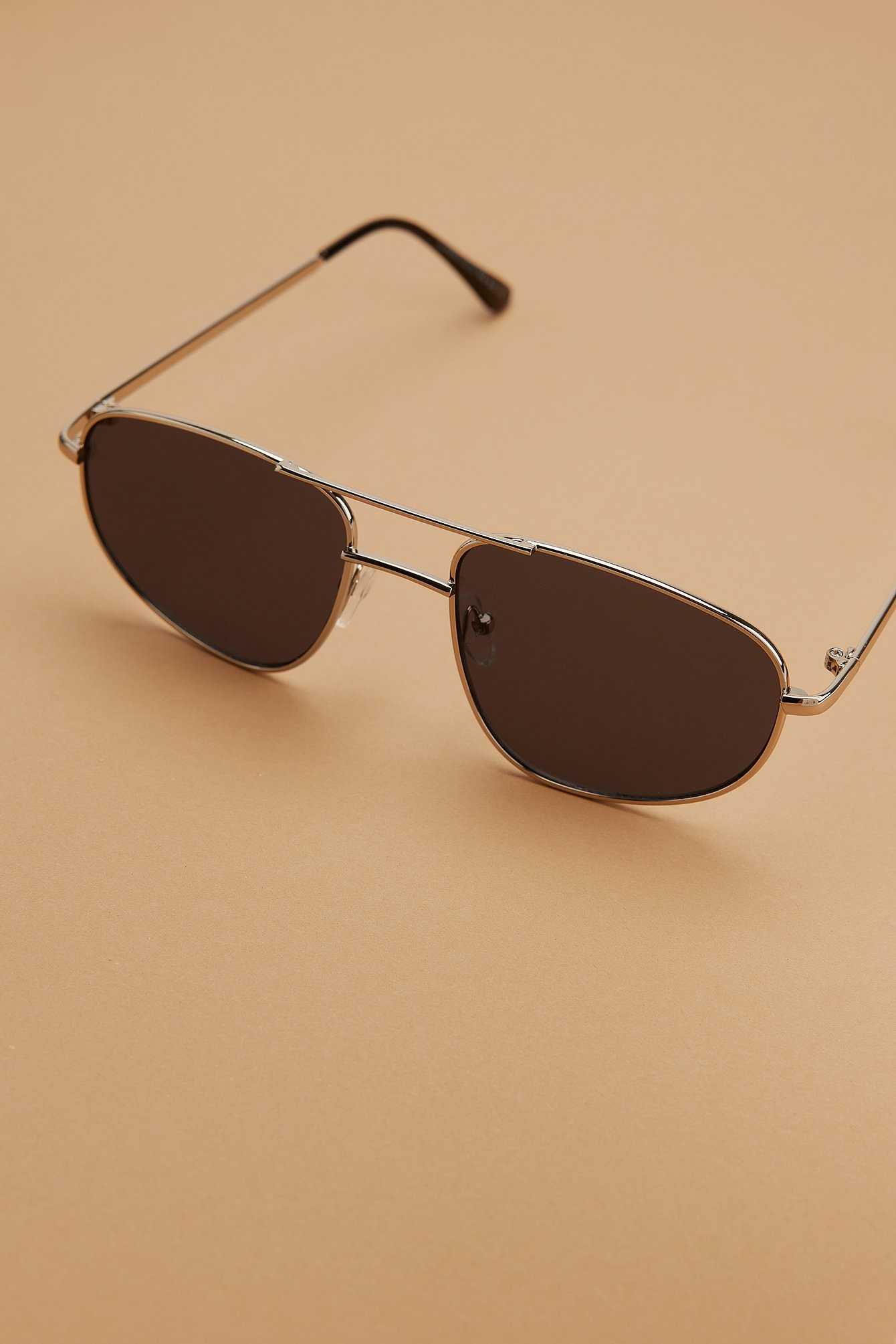Silver/Black Droppformade solglasögon med metallbågar