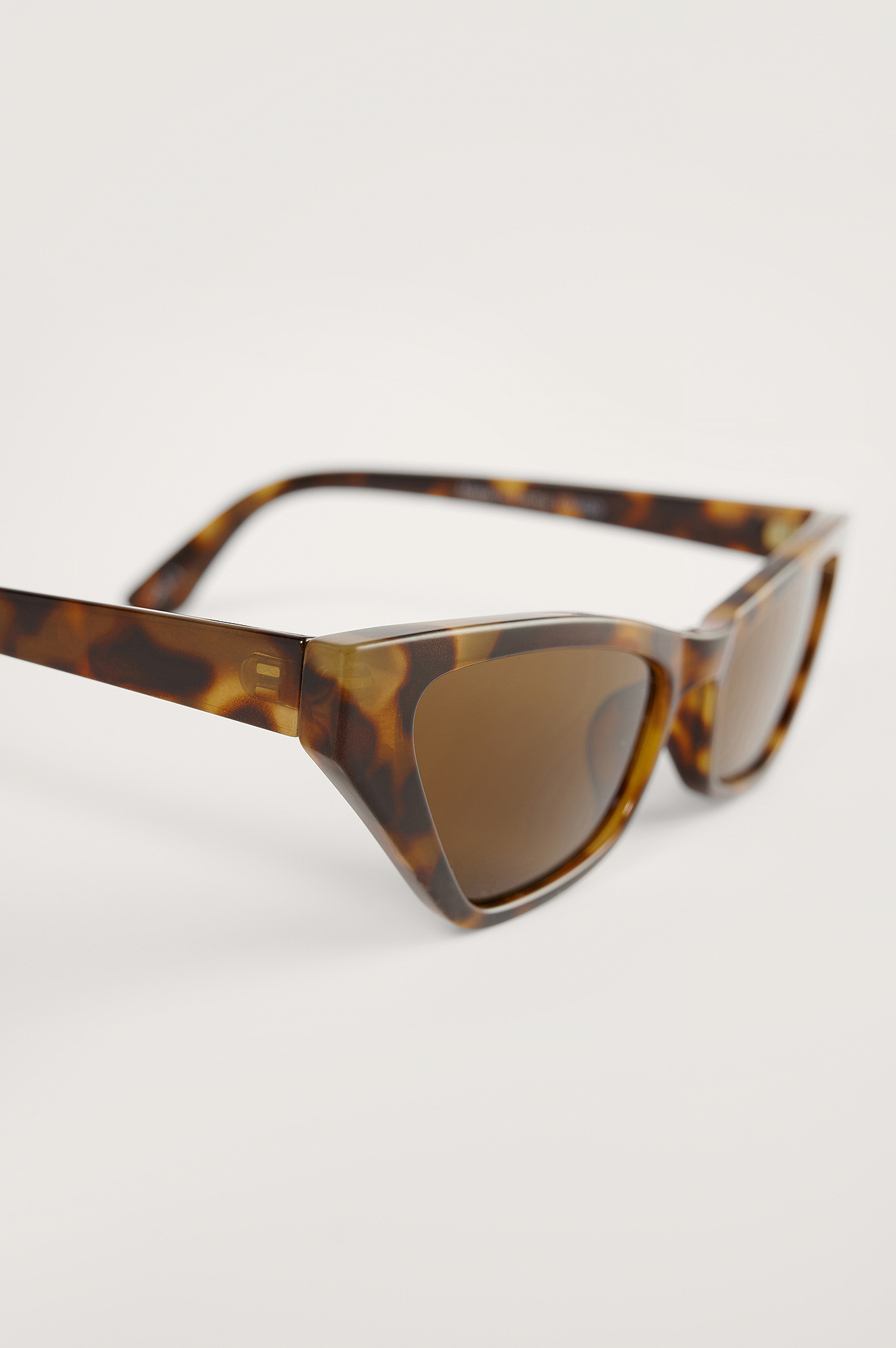 Edgy Cateye Sunglasses Brown