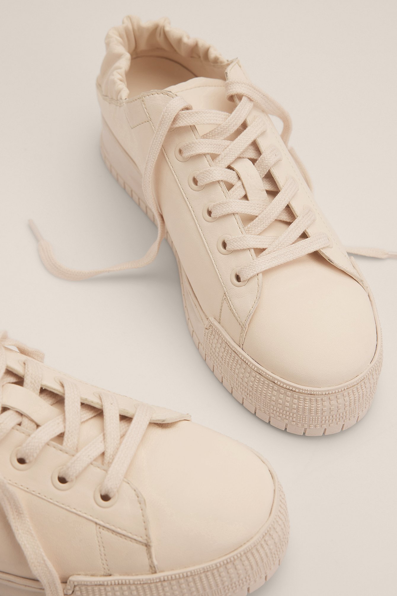 White Elastisk tennissko i läder