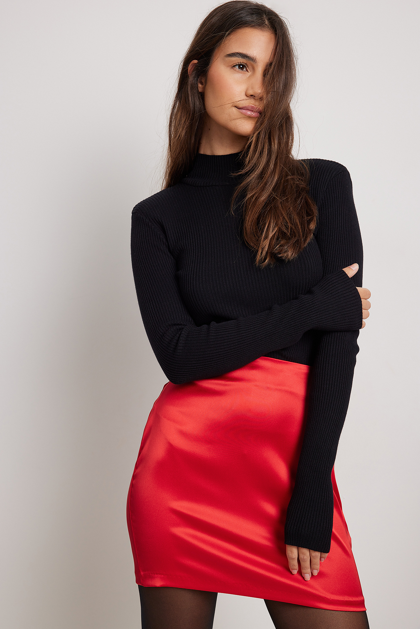 Hoch taillierter Satin-Minirock Rot | NA-KD