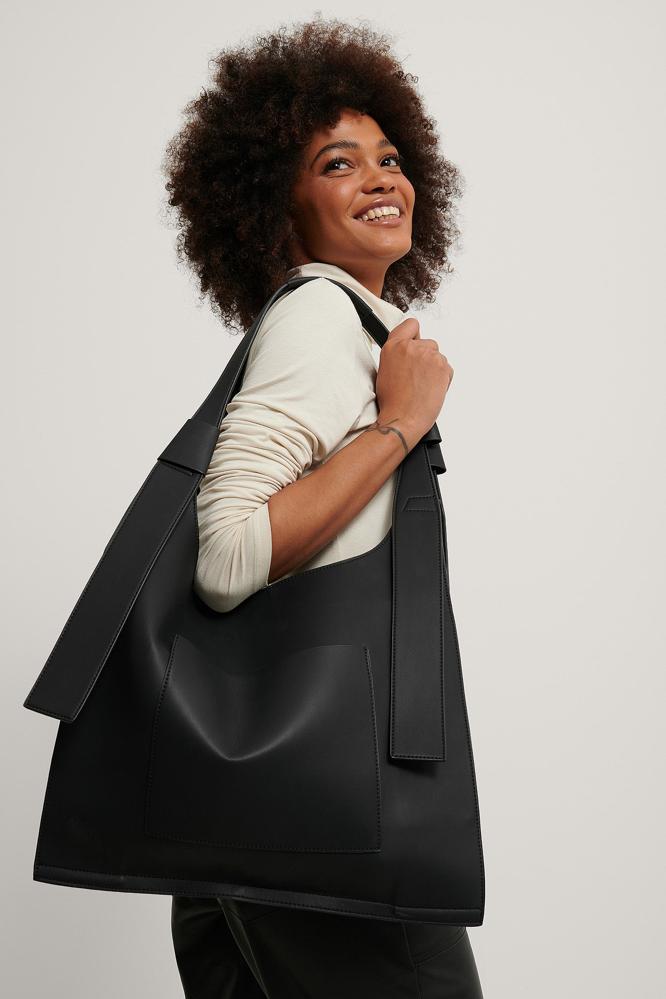 Bolso grande cuadrado para ir de compras reciclada Negro | na-kd.com