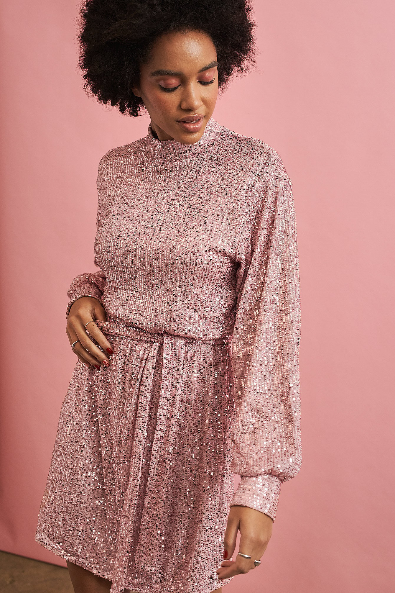 Dusty Pink Fließendes Paillettenkleid mit Gürtel