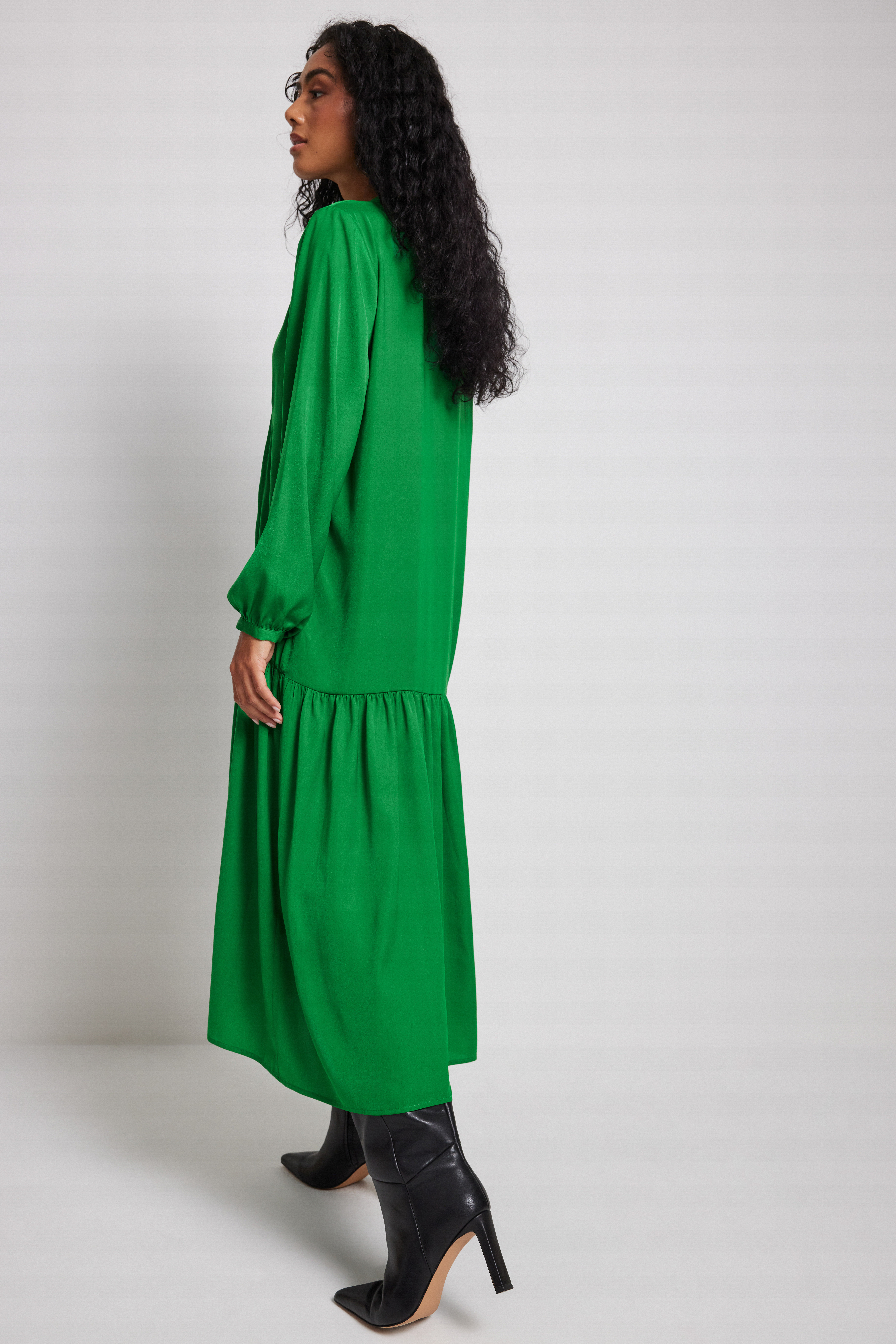 Flowy V-neck Midi Dress Black | na-kd.com