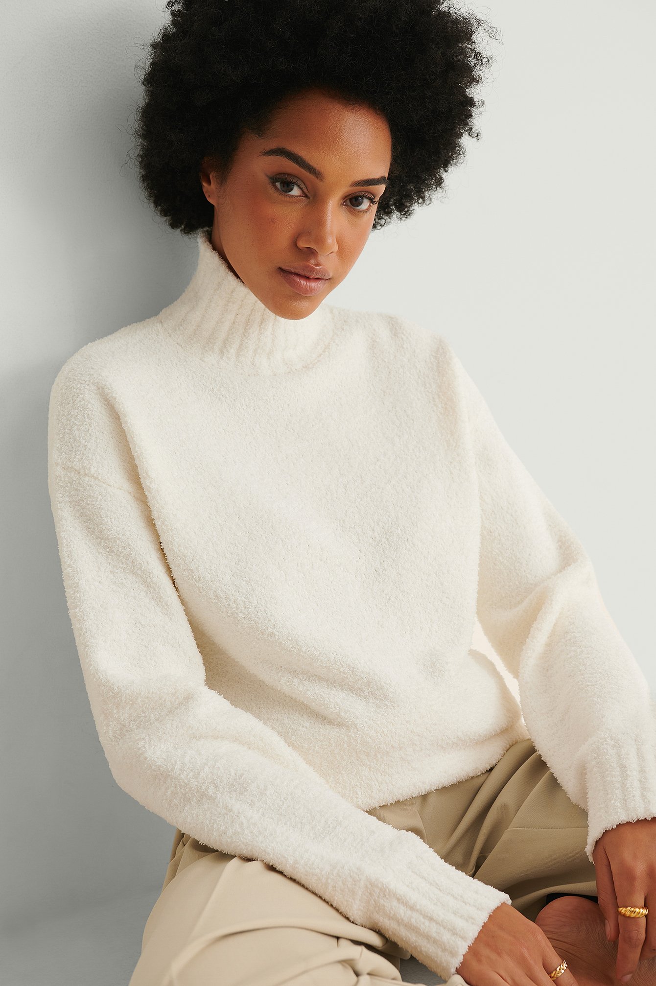 White Genanvendt strikket dunsweater med høj hals