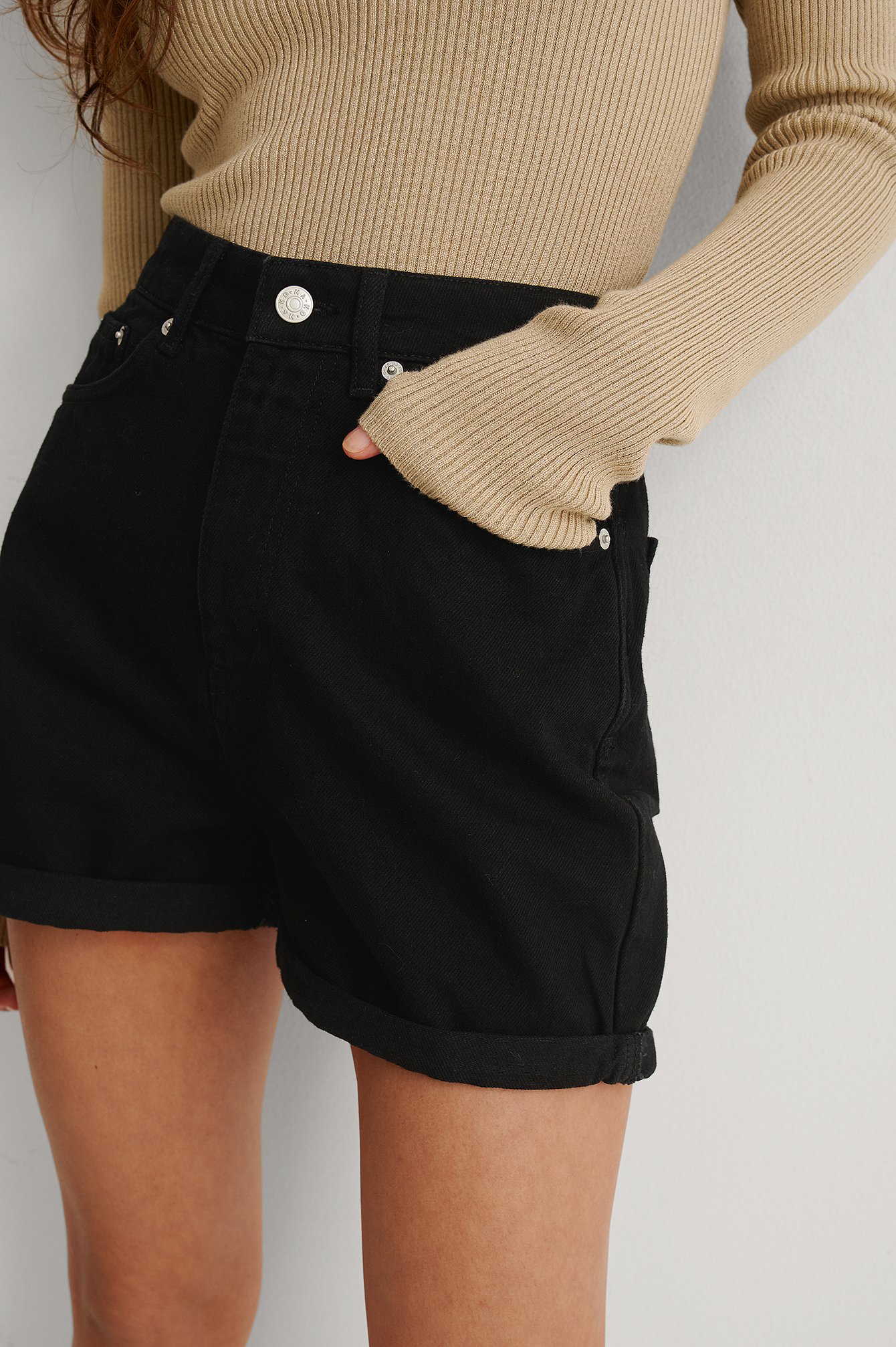 Black Økologisk mom shorts med folder