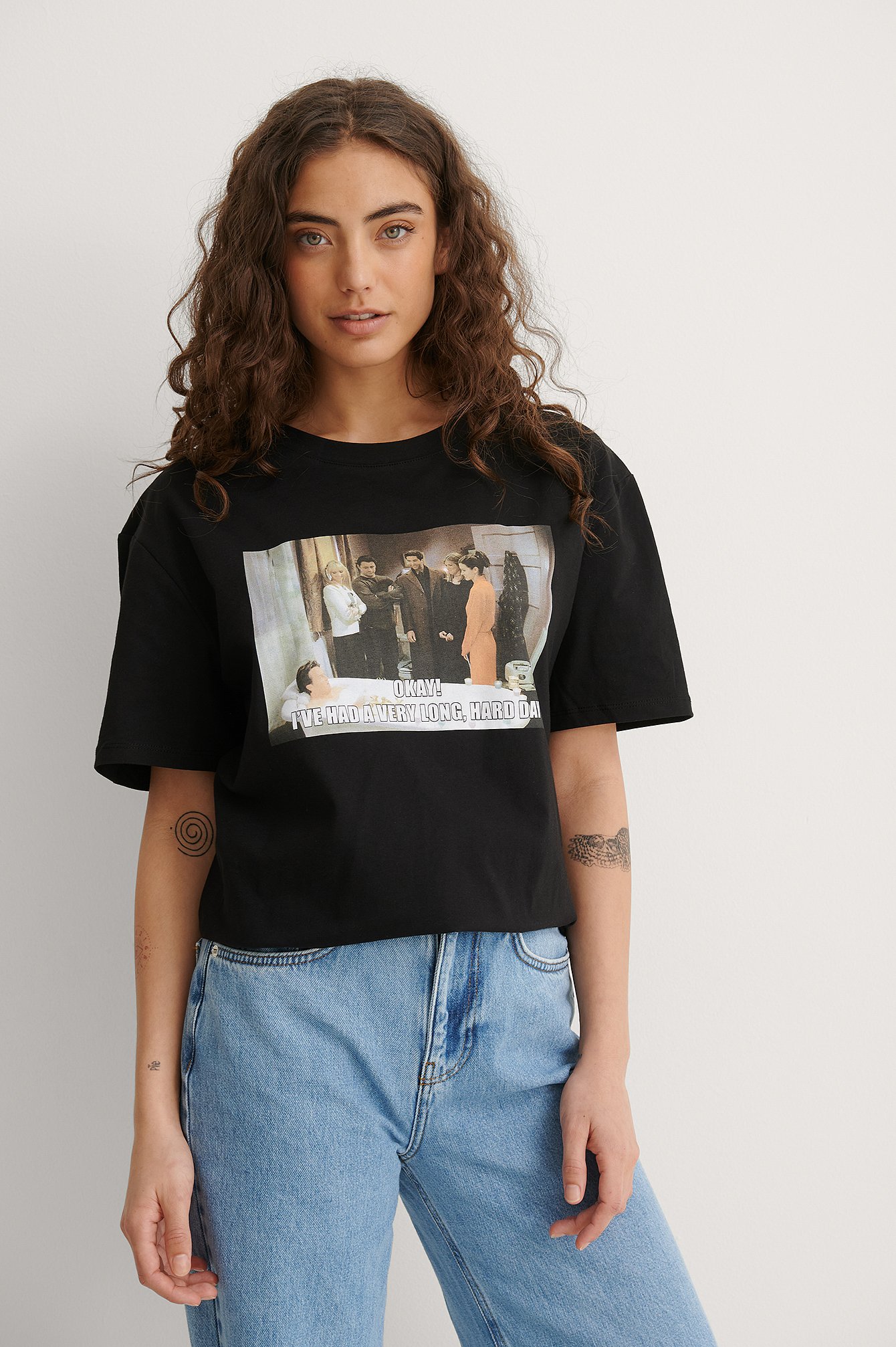 Black Hard Day Økologisk unisex T-shirt med print med FRIENDS