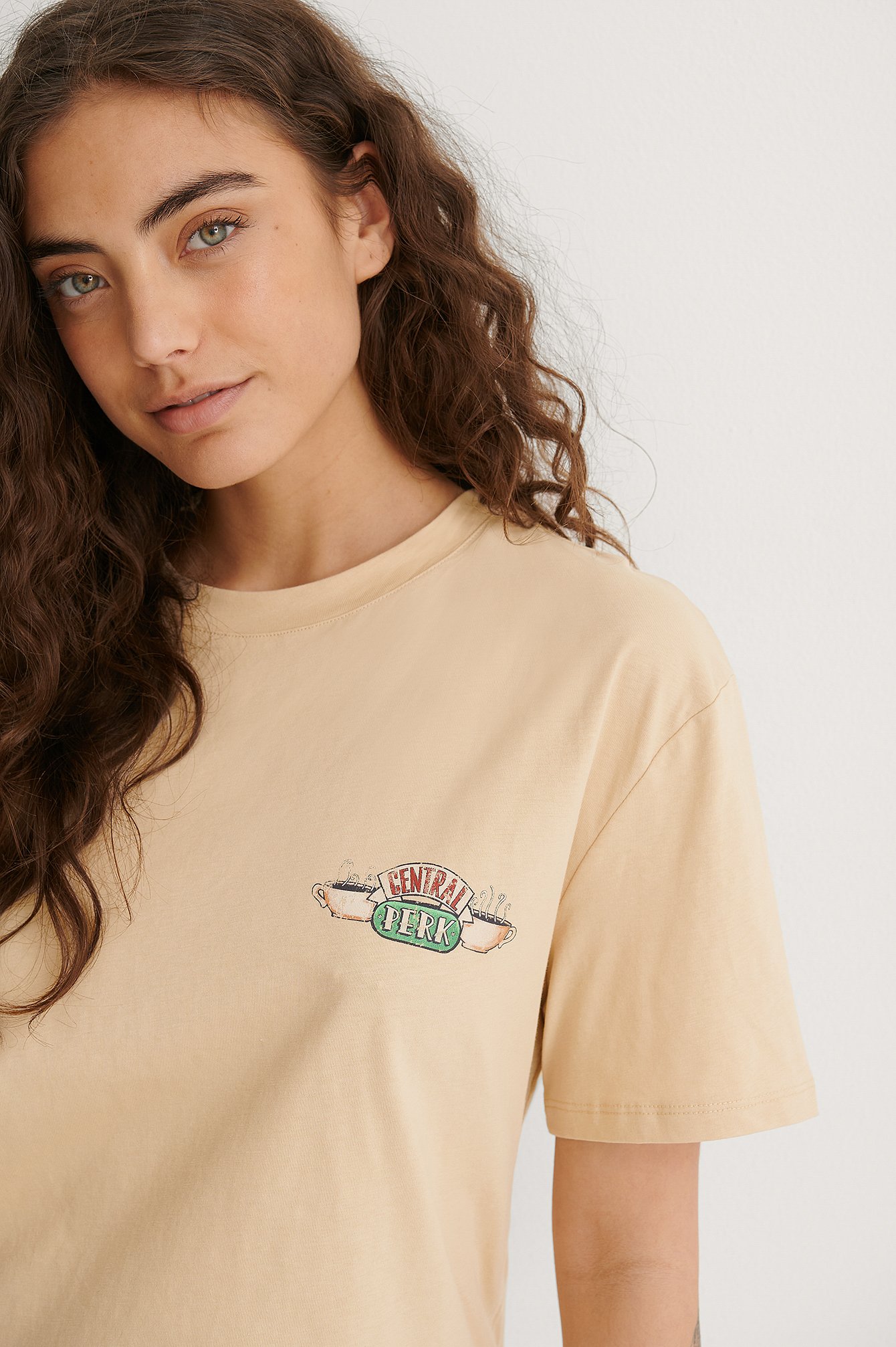 Beige Central Perk Camiseta unisex con estampado de FRIENDS orgánica