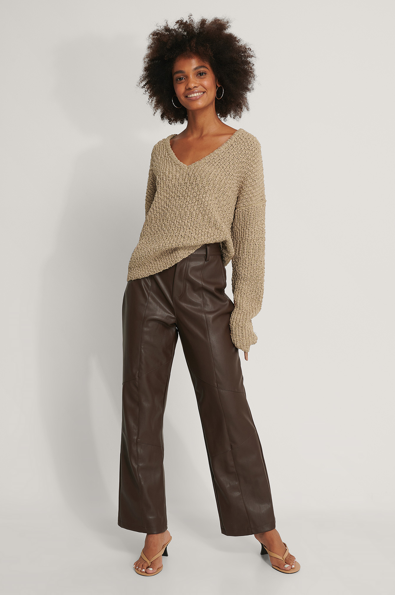 Front V-neck Knitted Sweater Beige | na 