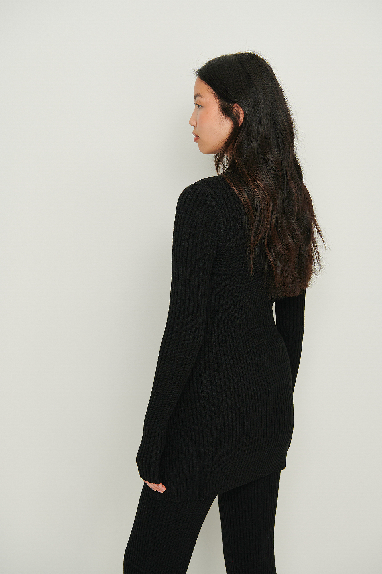 Black Genanvendt ribbet strikket sweater med slids foran