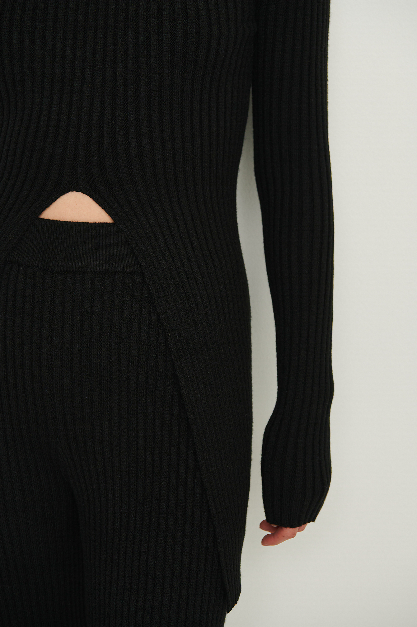 Black Genanvendt ribbet strikket sweater med slids foran
