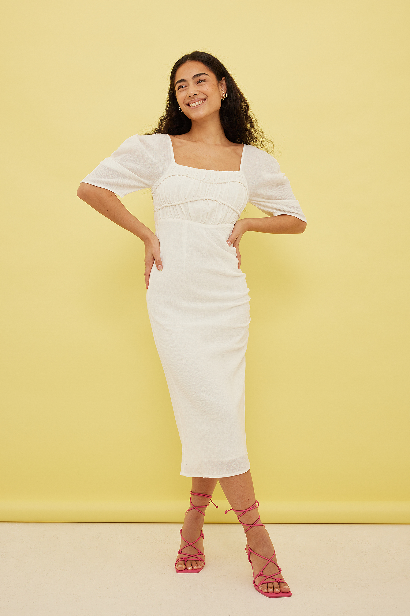 Vestido midi fruncido Blanco roto | na-kd.com