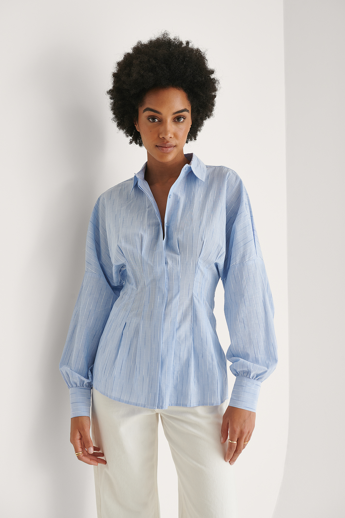 Damen Bekleidung Oberteile Hemden NA-KD Victoria Waldau x Satinhemd in Blau 