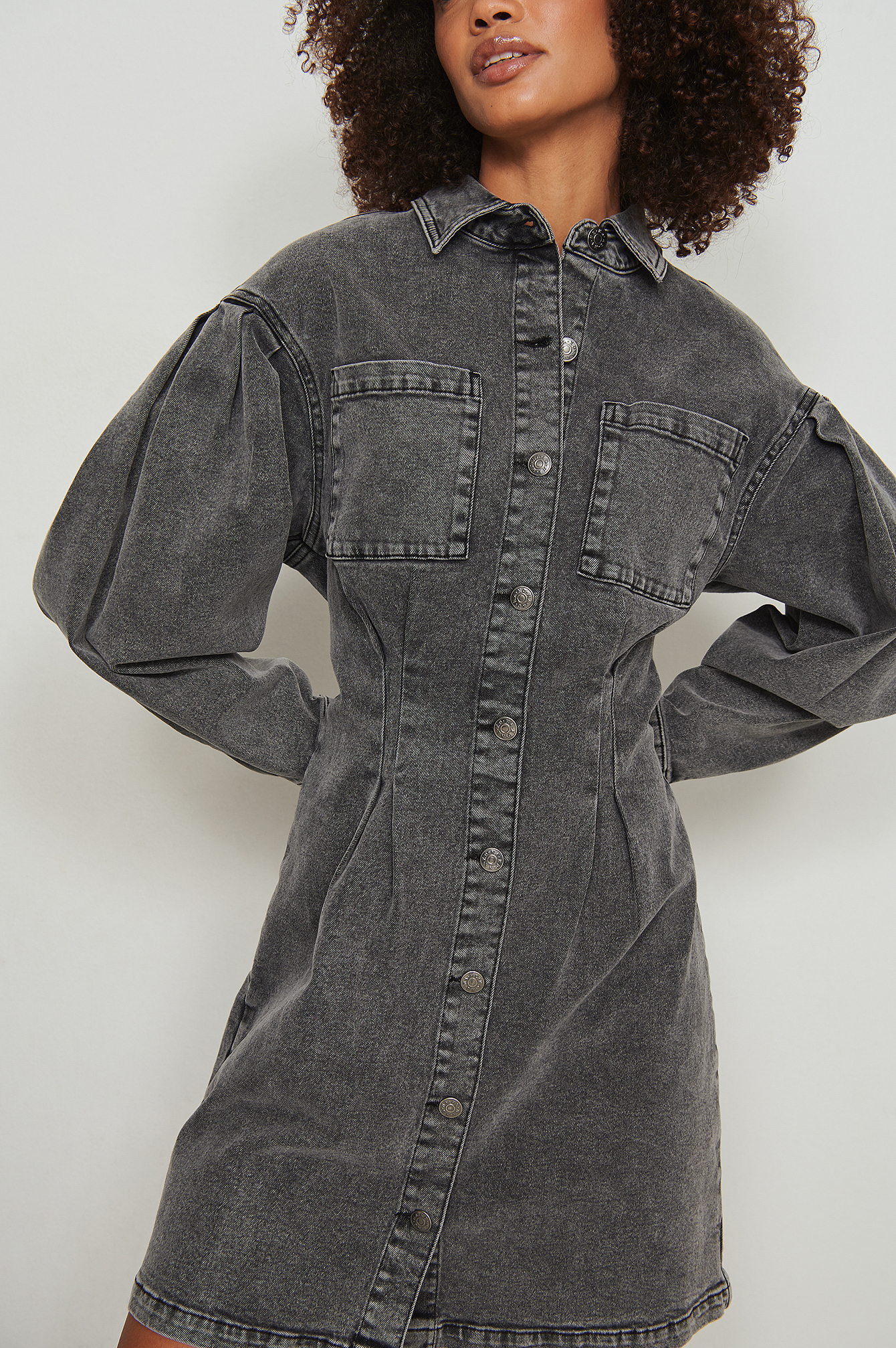 Denim jurk met aangerimpelde taille Grijs | na-kd.com