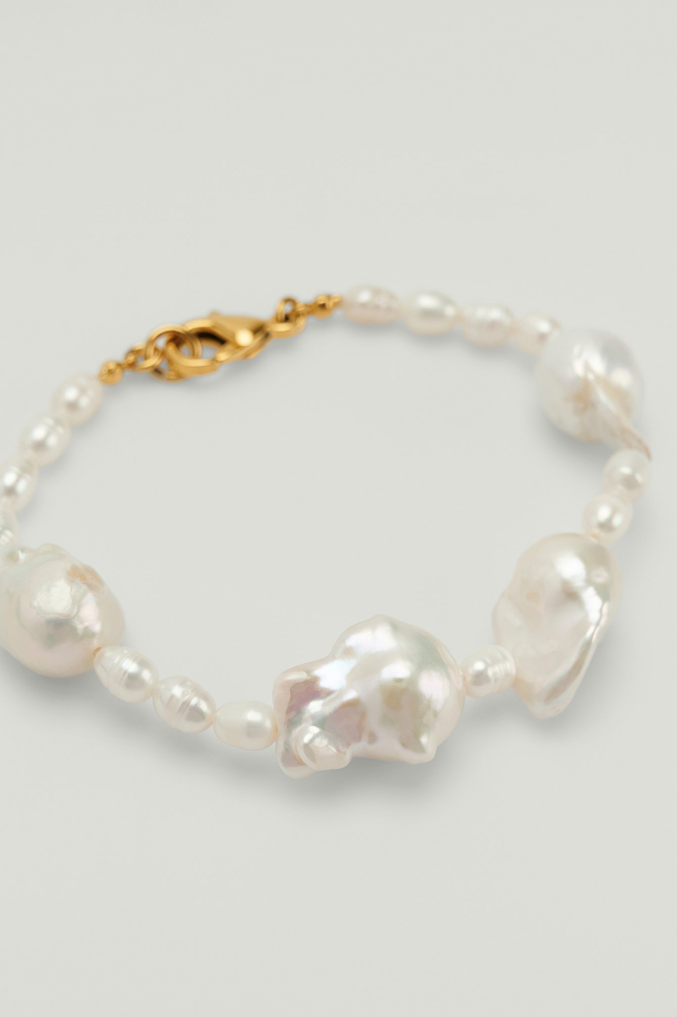 White Pulsera de perlas de agua dulce bañada en oro