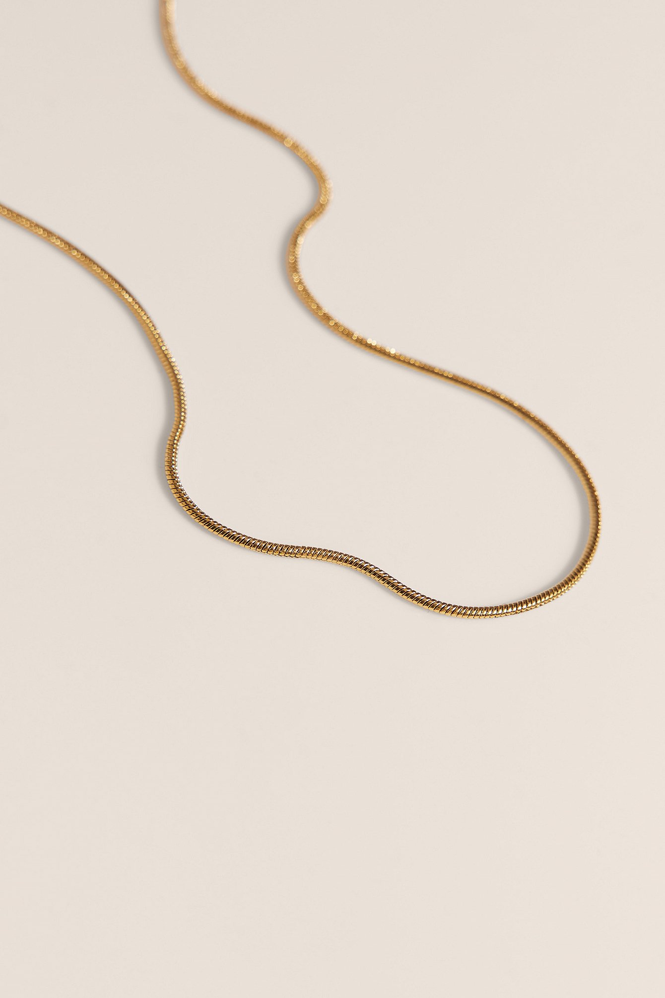 Gold Gullbelagt og tynt halskjede i slangedesign