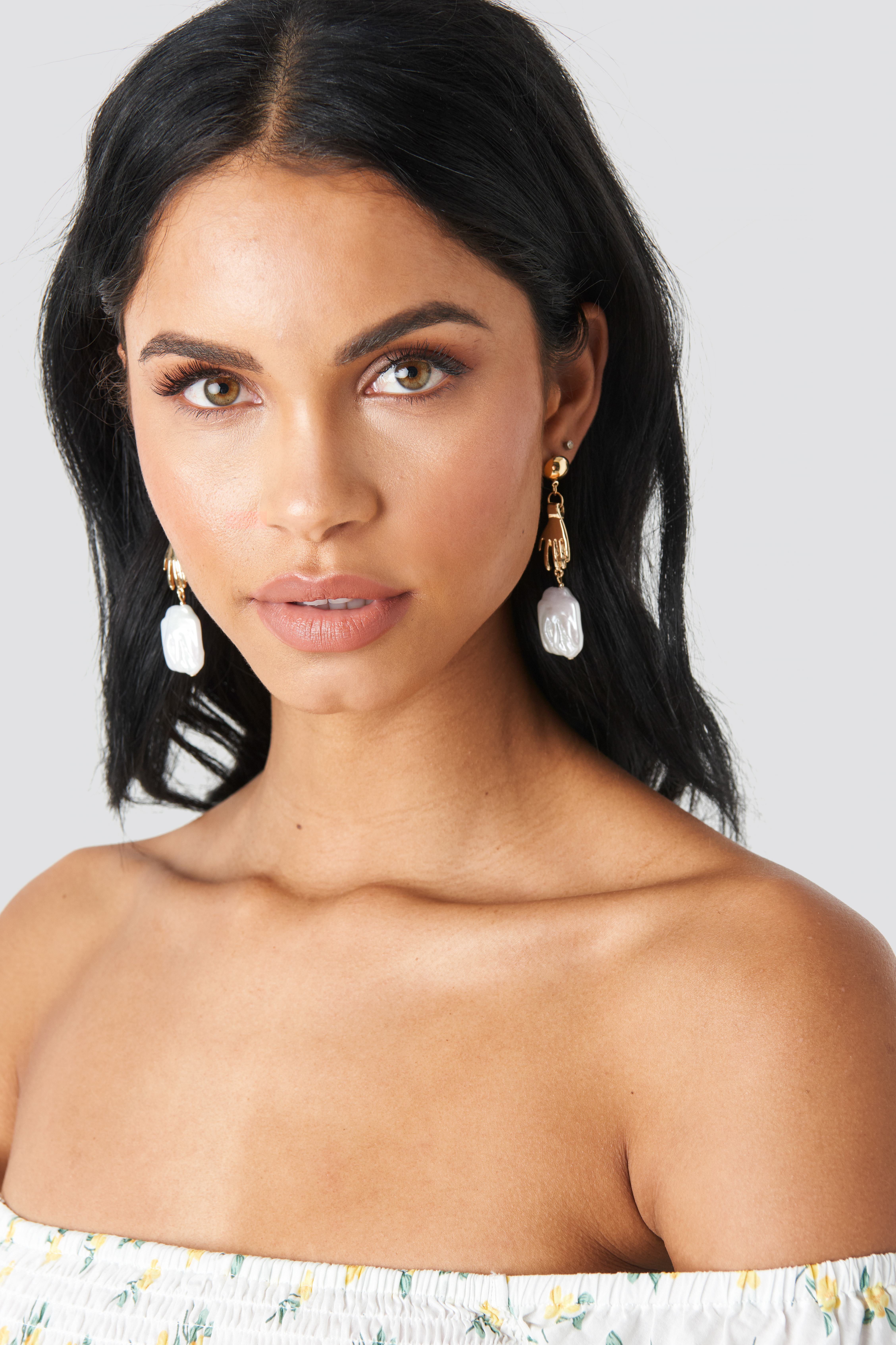 Hand Pearl Earrings Gold