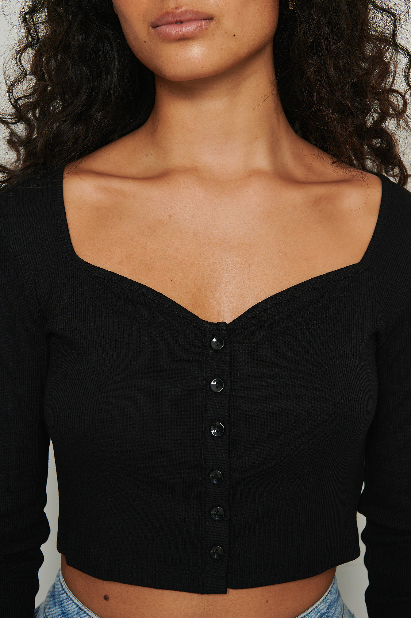 black long sleeve shirt crop
