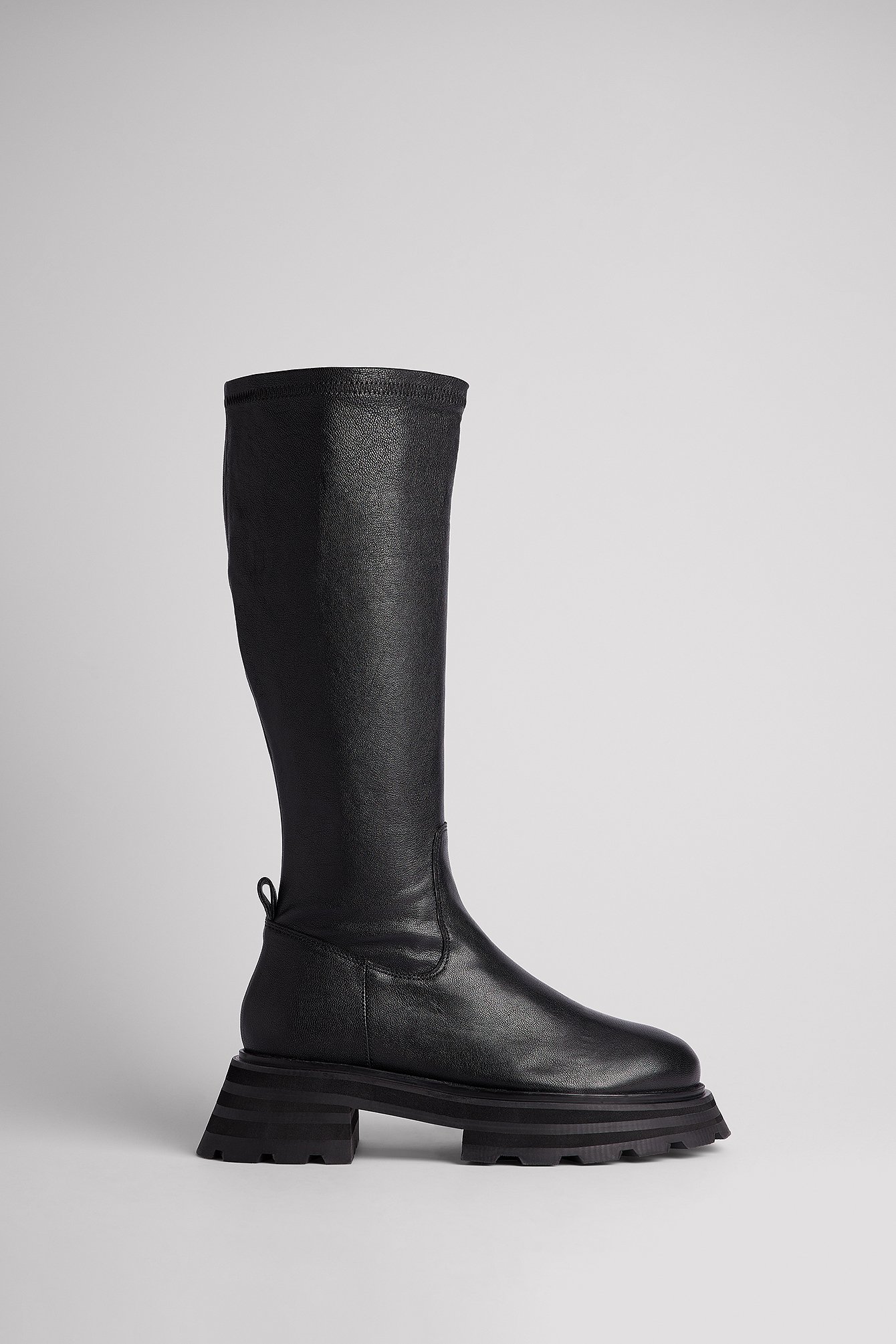 Black Boots i läder med tung profilsula och skaft