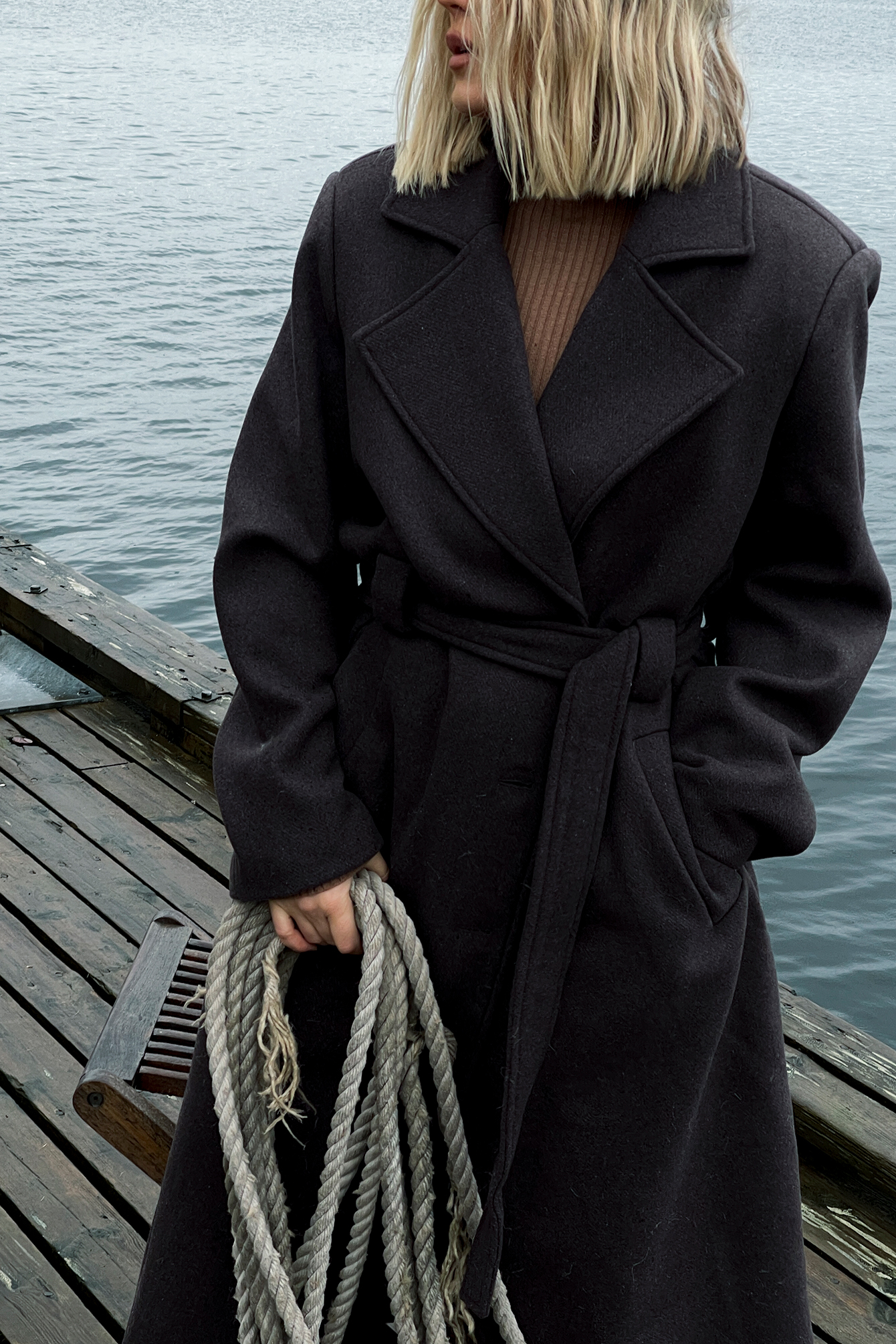 Damen Bekleidung Mäntel NA-KD Synthetik Mantel mit Gürtel in Schwarz 