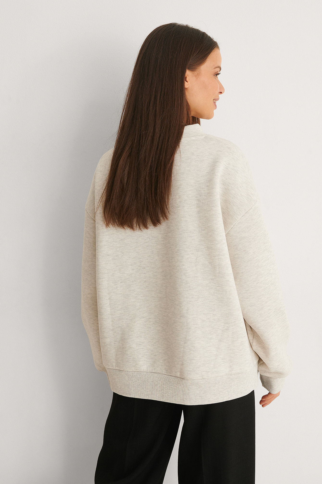 Grey Melange Organisch hochgeschnittener Pullover mit Detail
