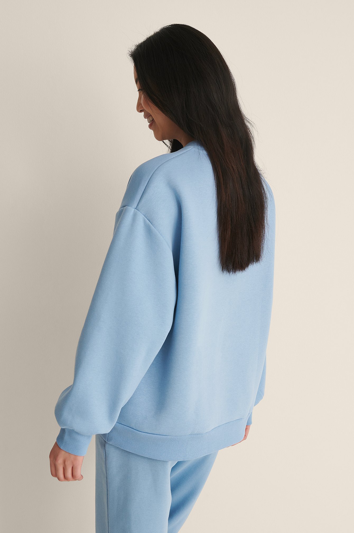Light Blue Organisch hochgeschnittener Pullover mit Detail