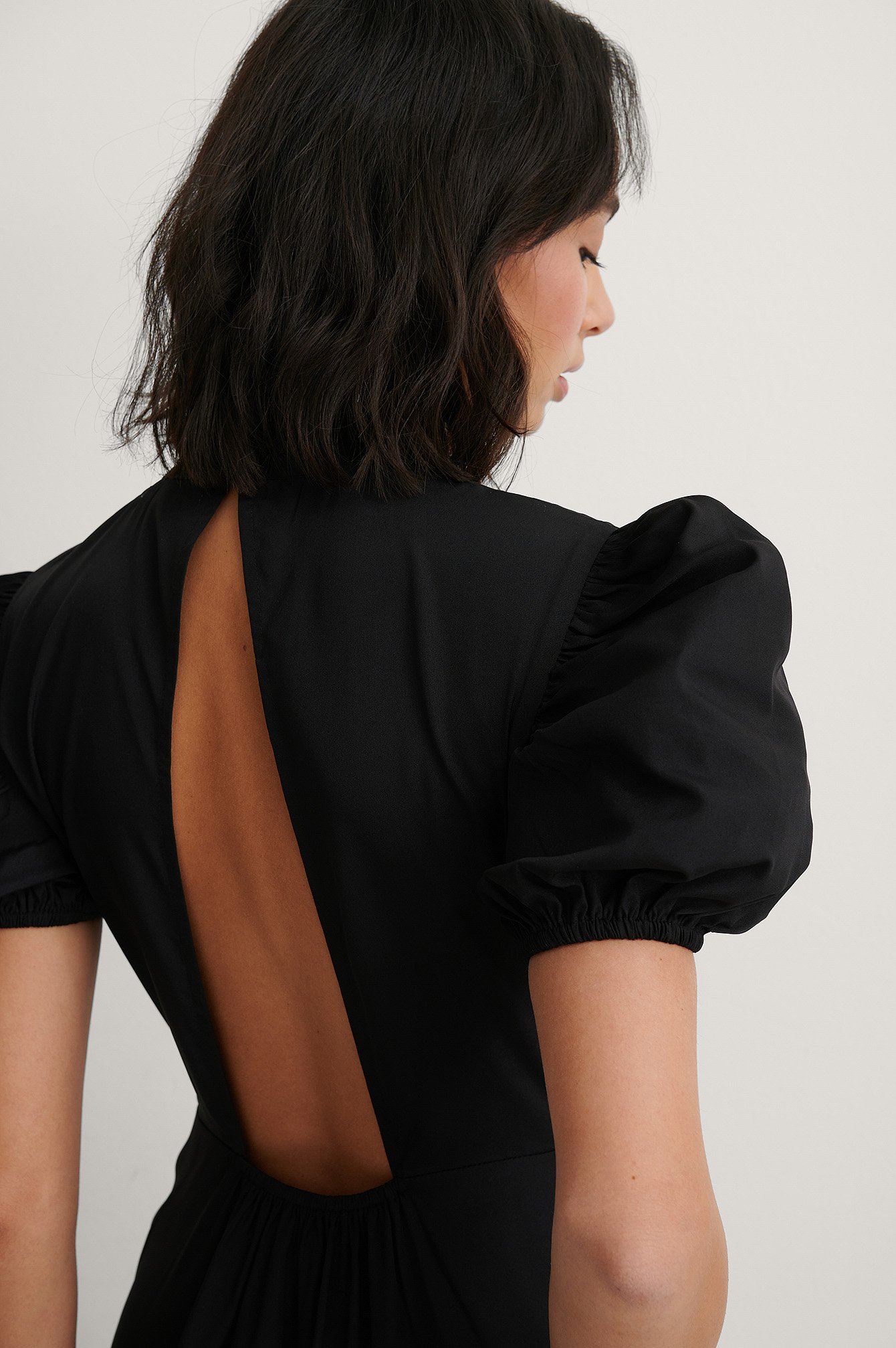 Black Hochgeschlossenes Kleid Mit Offenem Rücken