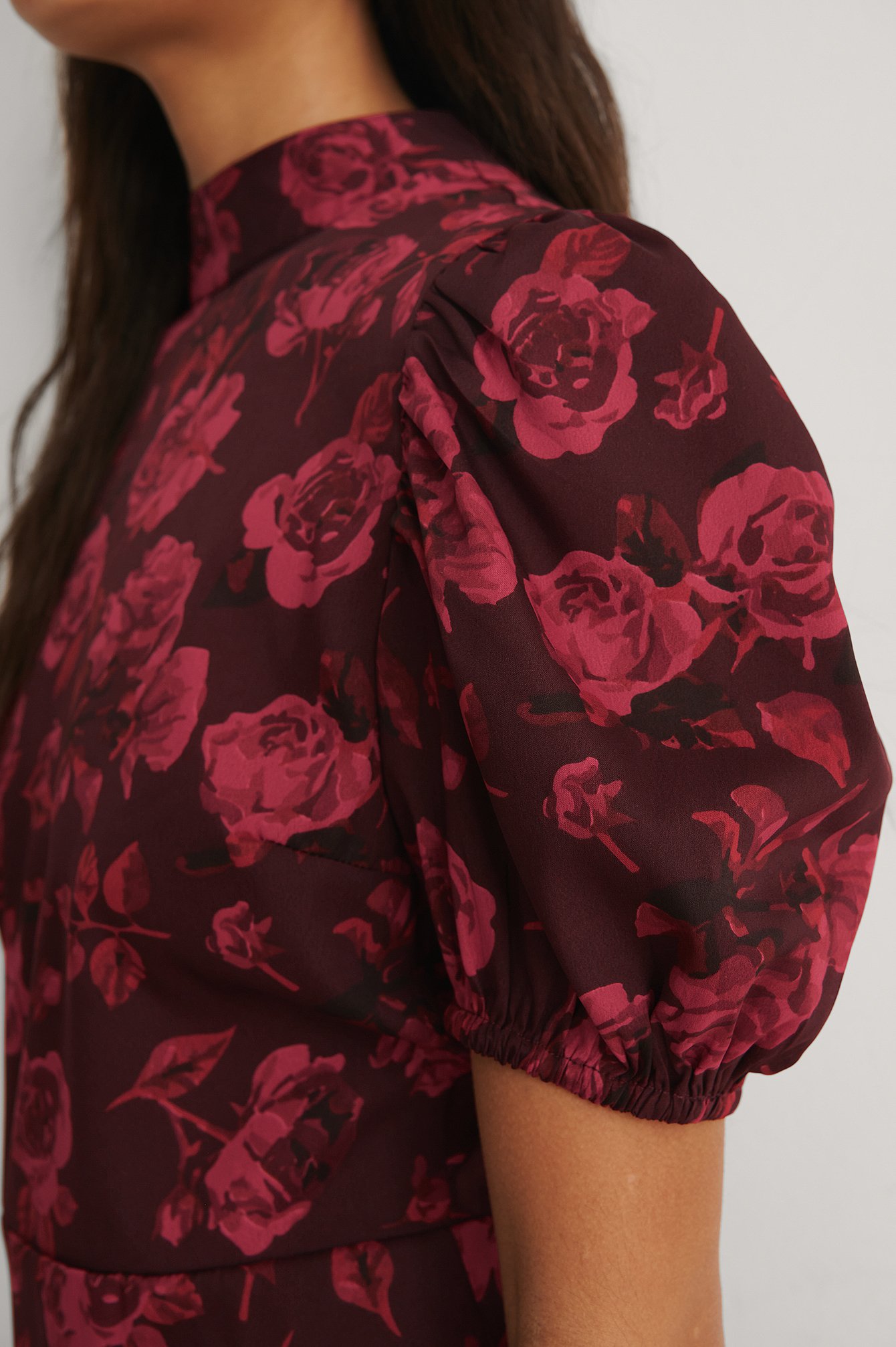 Burgundy Roses Sukienka Z Wysokim Stanem I Odsłoniętymi Plecami