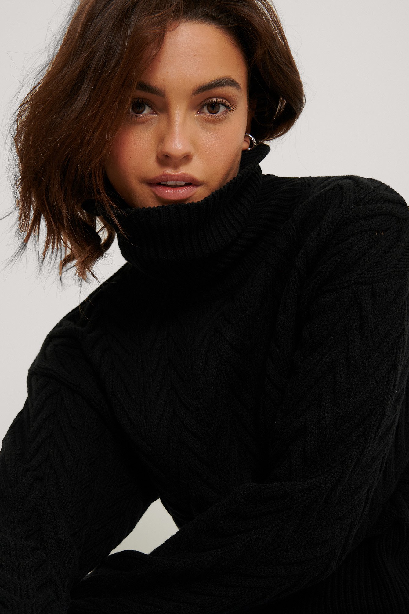 Black Ekologiczny Dziergany Sweter Ze Wzorem I Wysokim Kołnierzem