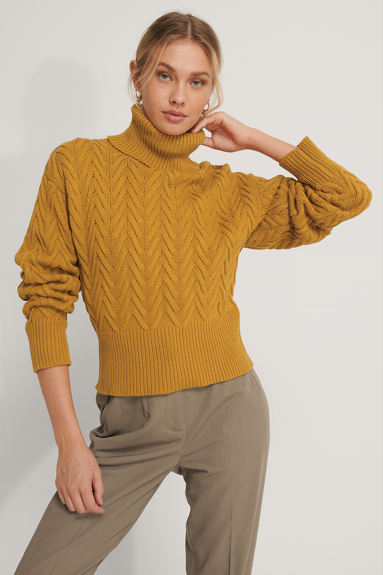 Mustard Ekologiczny Dziergany Sweter Ze Wzorem I Wysokim Kołnierzem
