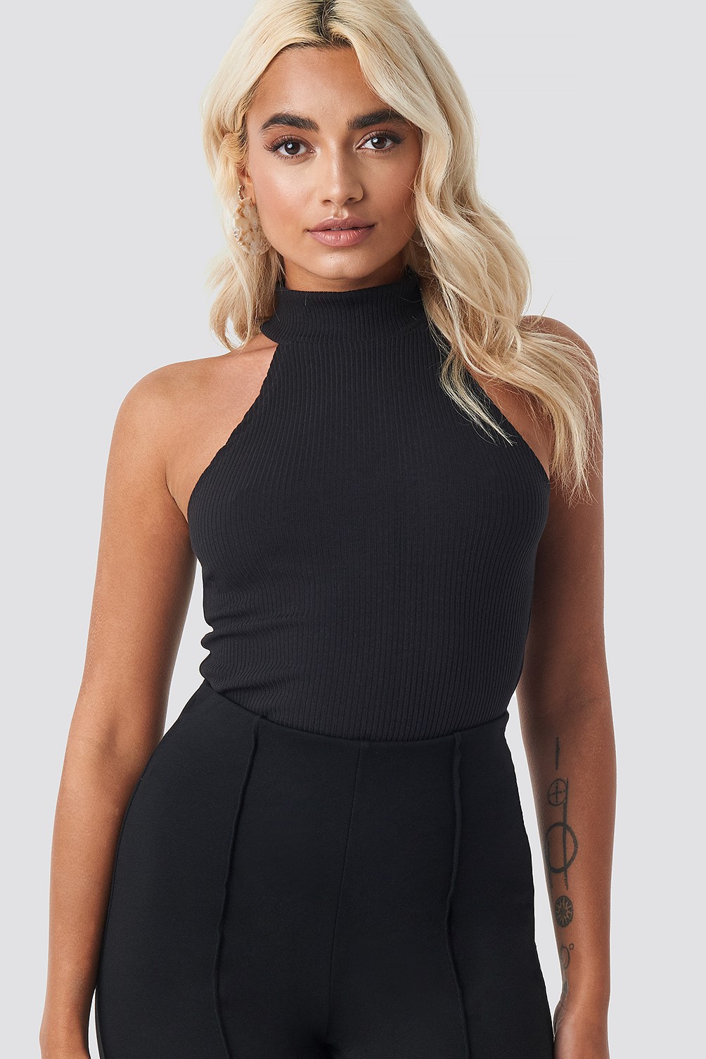 High Neck Ribbed Top Schwarz | NA-KD