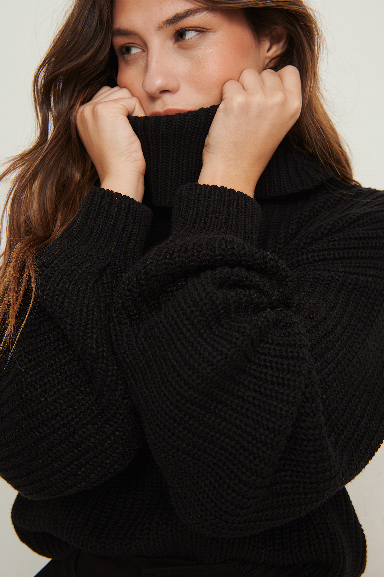 Turtle Neck Short Knitted Sweater Black 