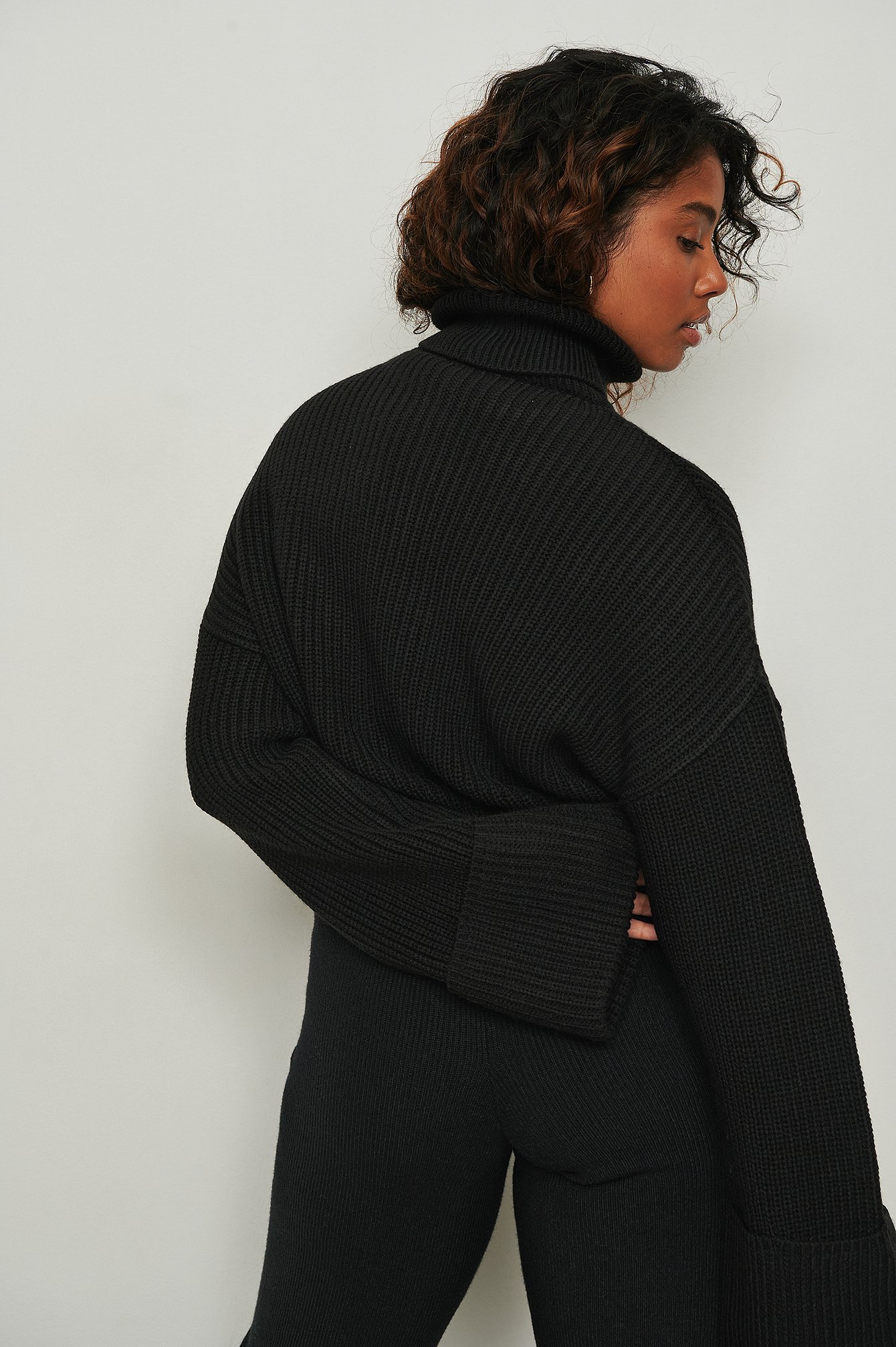 Black Jersey corto de punto de cuello alto con mangas anchas