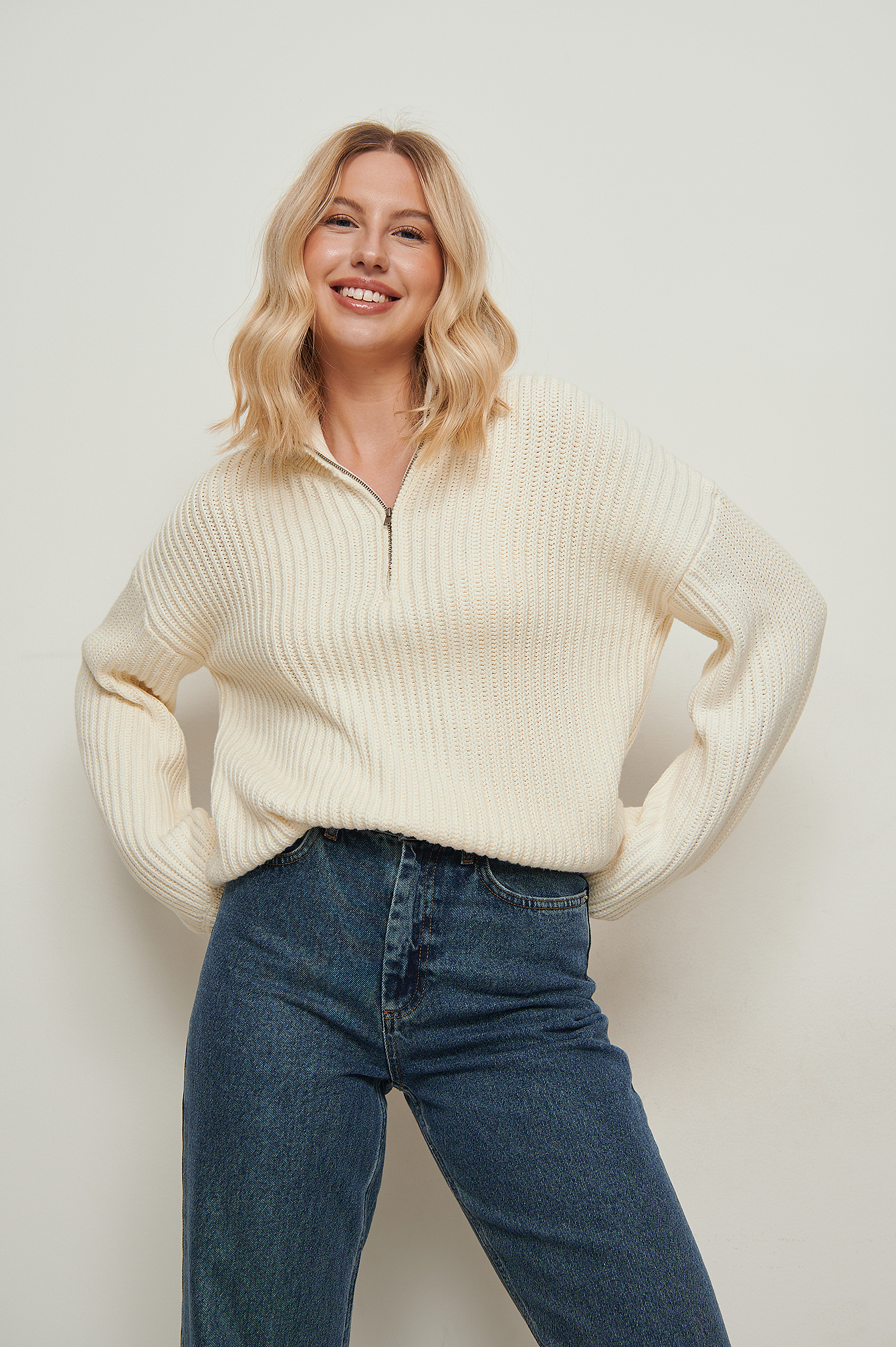 Miss Selfridge - Gebreide oversized trui met strik op de voorkant in crème Miss Selfridge - Gebreide oversized trui met strik op de voorkant in crème
