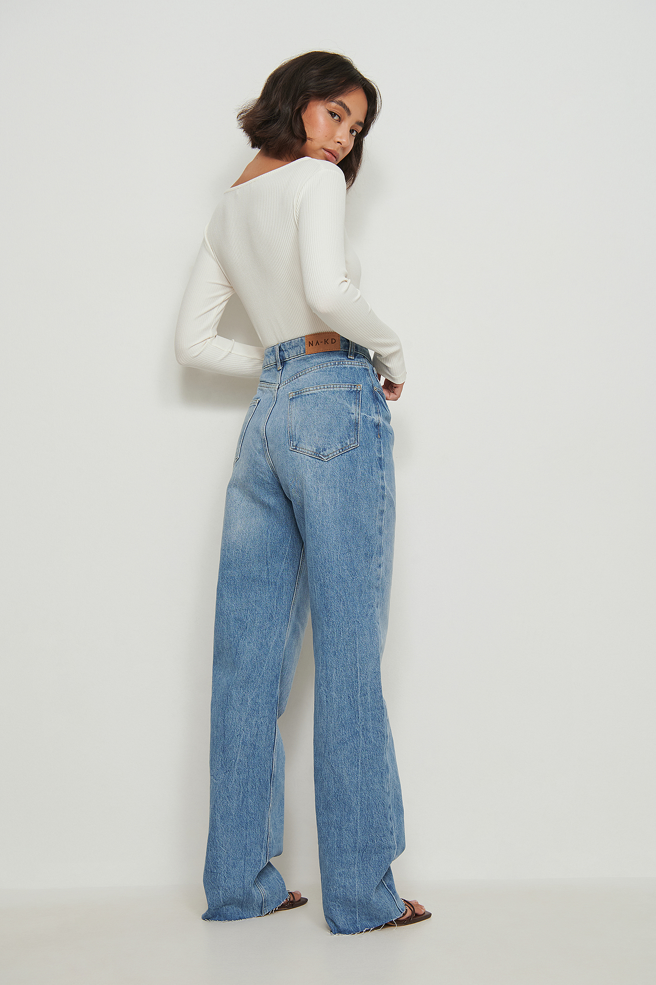 Light Blue Økologiske jeans med en høy midje, brede bein og en rå linning