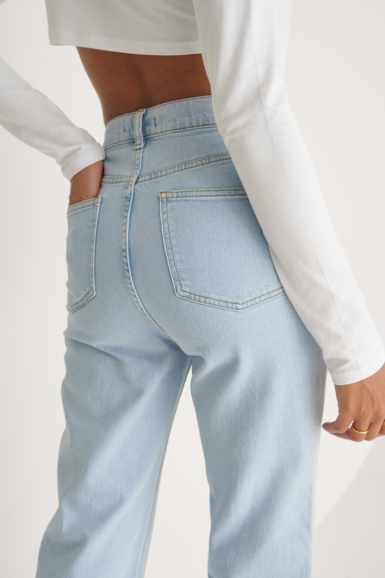NA-KD Baumwolle Handpicked x Gerade Jeans mit hohe Taille aus Bio-Baumwolle Damen Bekleidung Anzüge 