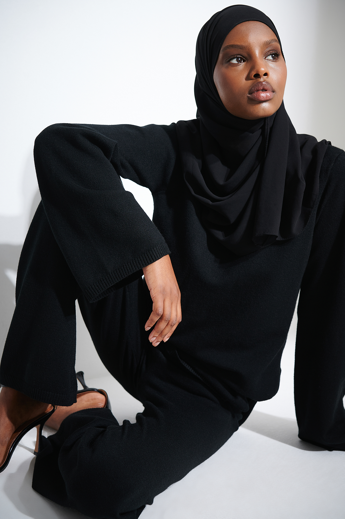 Khaoula x NA-KD Stickad tröja med slitsdetalj - Black
