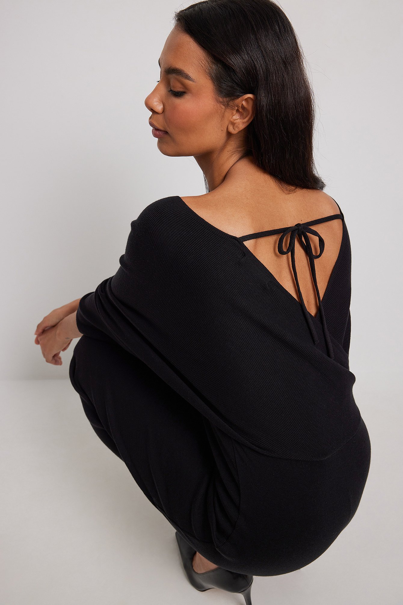 Black Strikket midi-kjole med overlappende detaljer