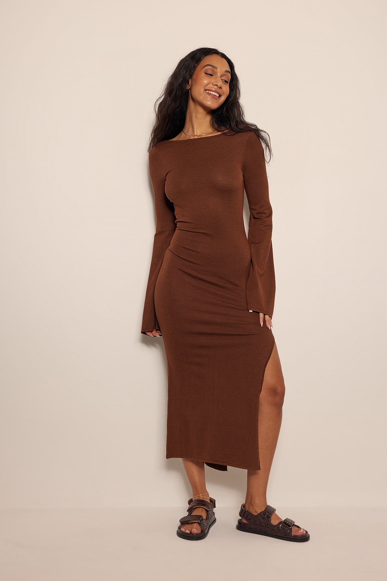 Brown Stickad klänning med vida ärmar
