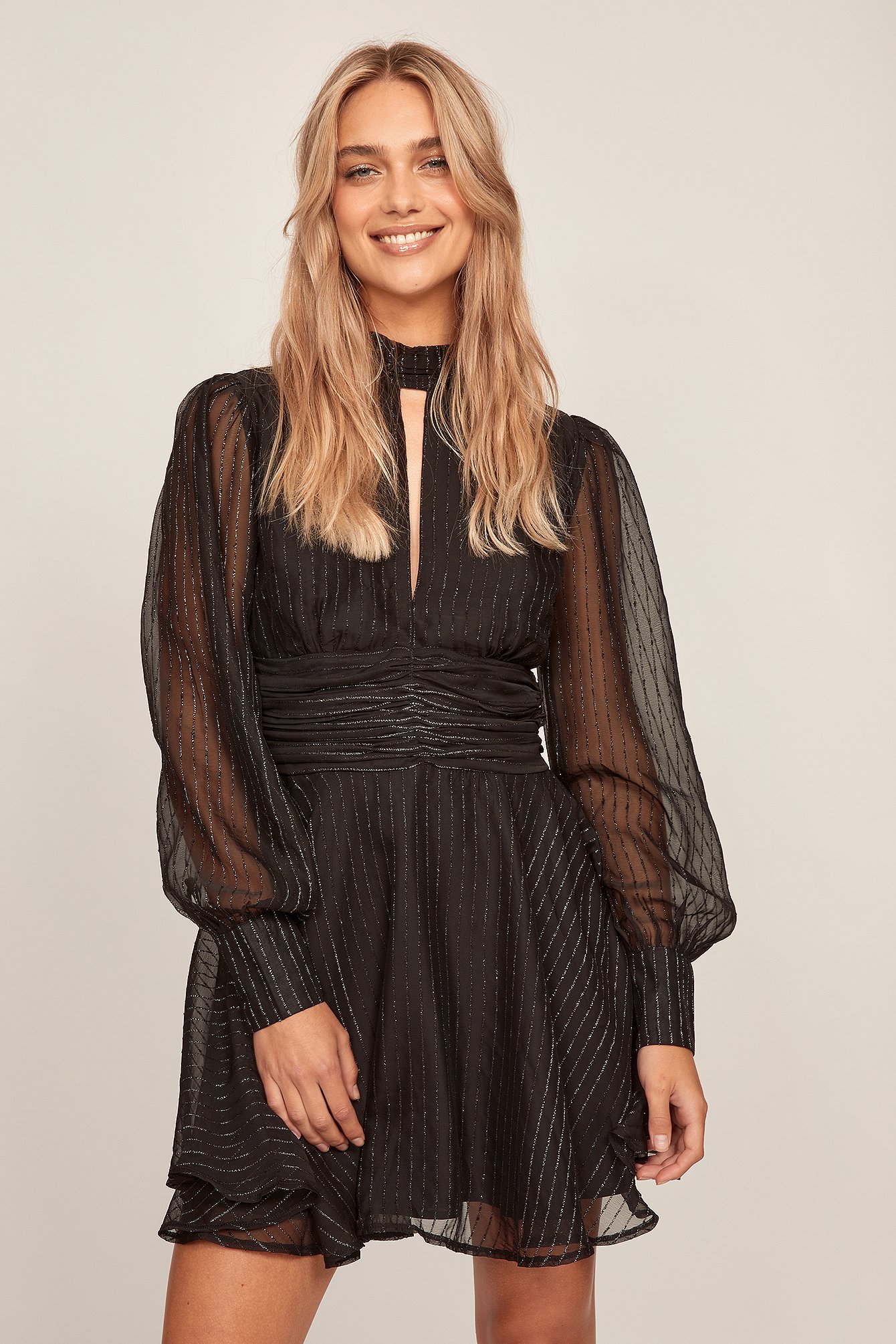Black Mini-jurk met knoop van metaalgaren