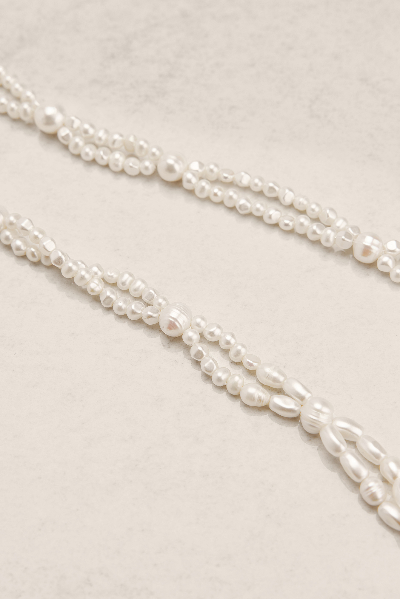 White Perlenhalskette mit Knotendetail