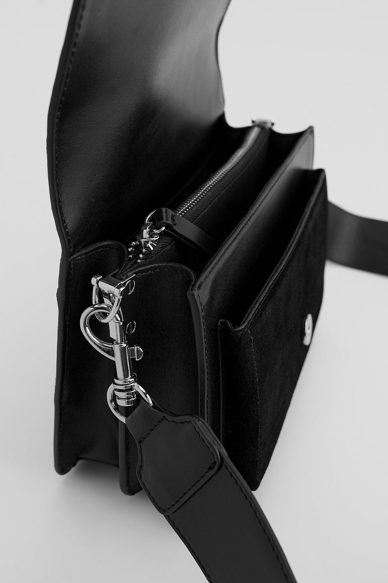 Gør livet ramme Steward Crossover-taske i læder med rum Sort | NA-KD