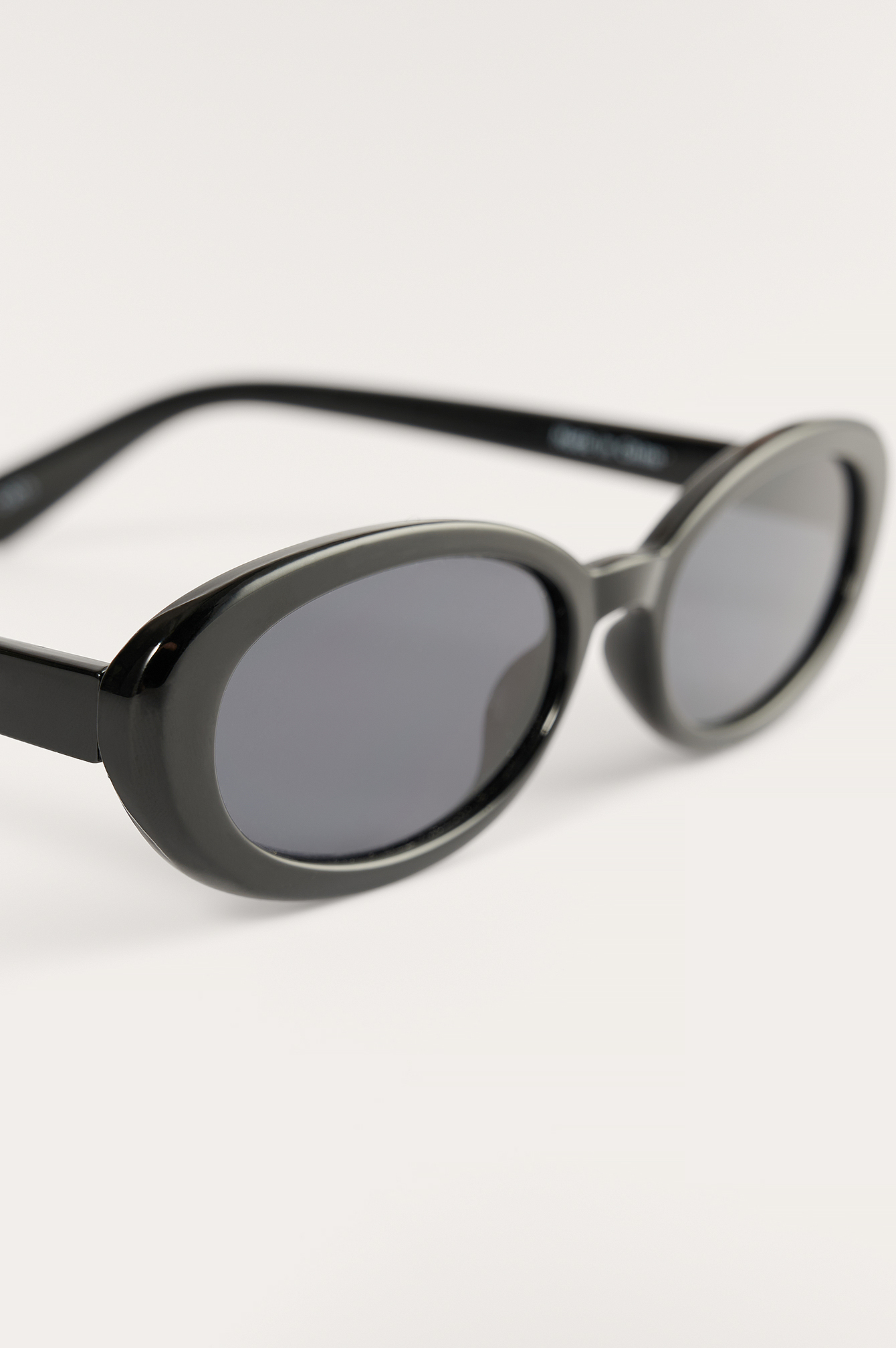 Gouden Edgy-Round Zwarte Zonnebril Accessoires Zonnebrillen & Eyewear Zonnebrillen 