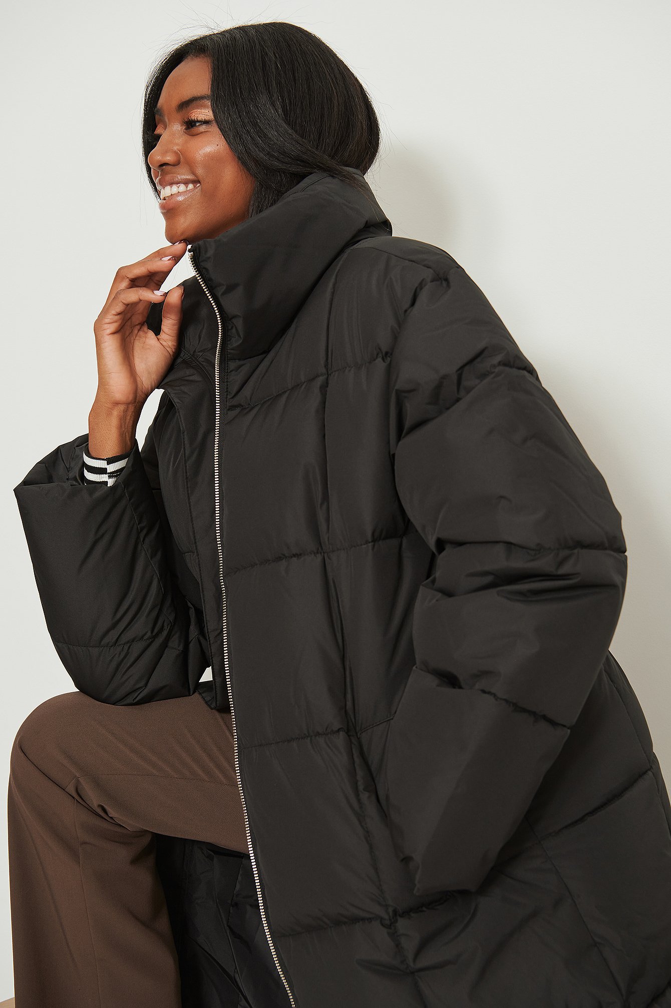 Black Recyklingowana długa pikowana kurtka z wyściełanymi ramionami