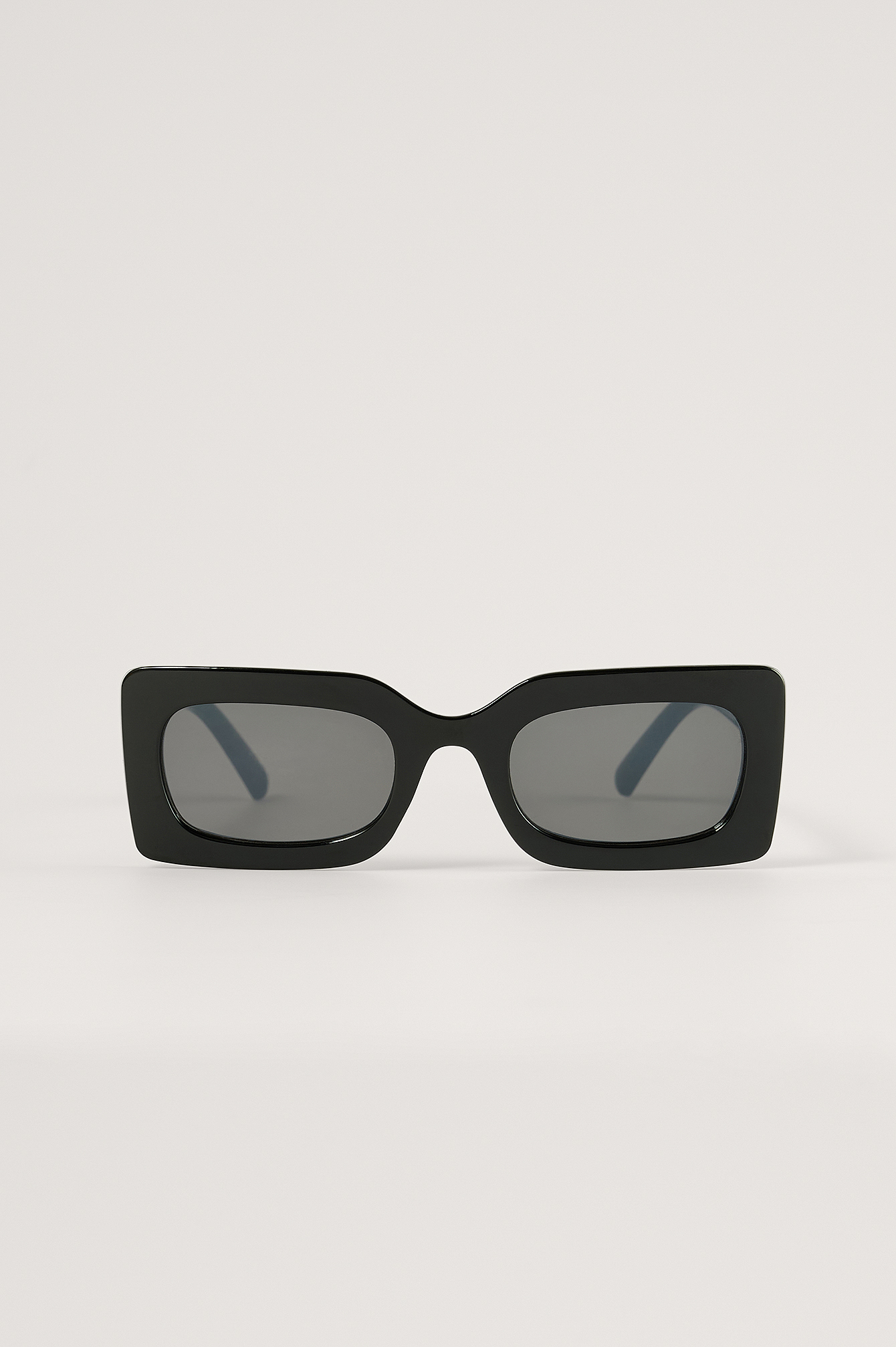 Nakd Hoekige zonnebril zwart gestippeld casual uitstraling Accessoires Zonnebrillen Hoekige zonnebrillen 