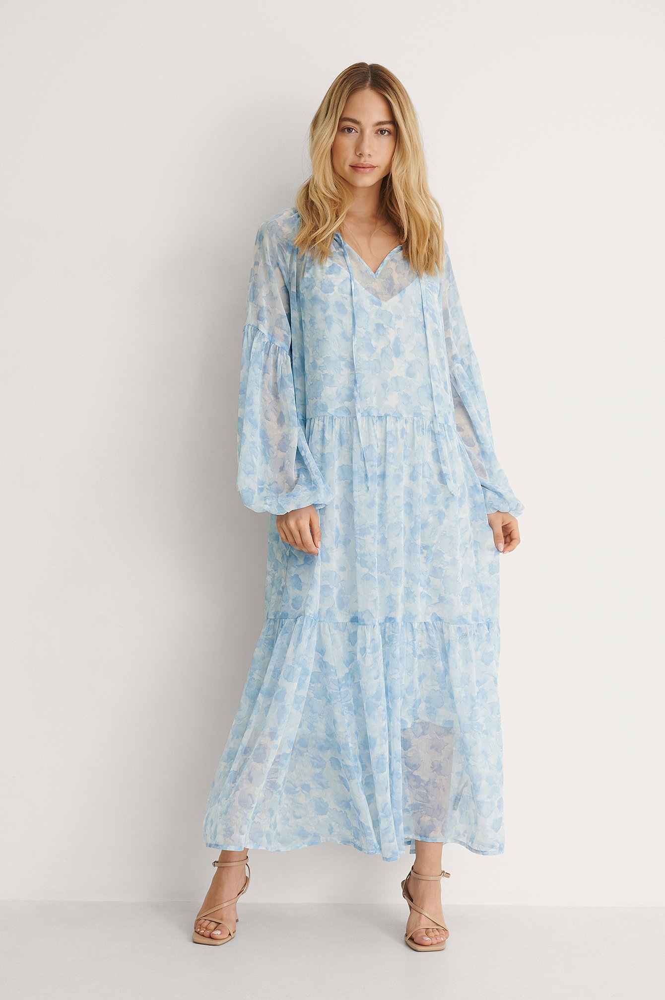 Watercolor Blue Recyklingowana prześwitująca sukienka maxi