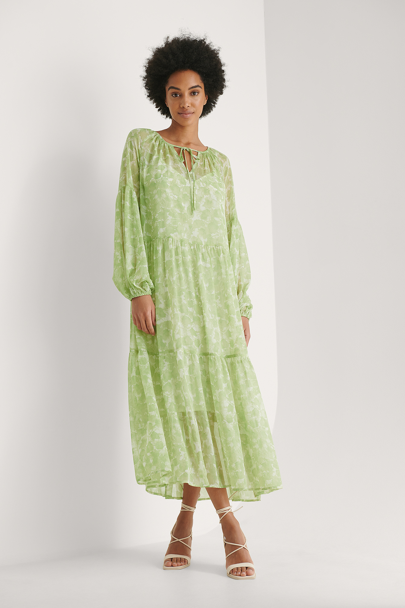 NA-KD Chiffon Trend Gerecycleerde Flowy Maxi-jurk in het Groen Dames Kleding voor voor Jurken 